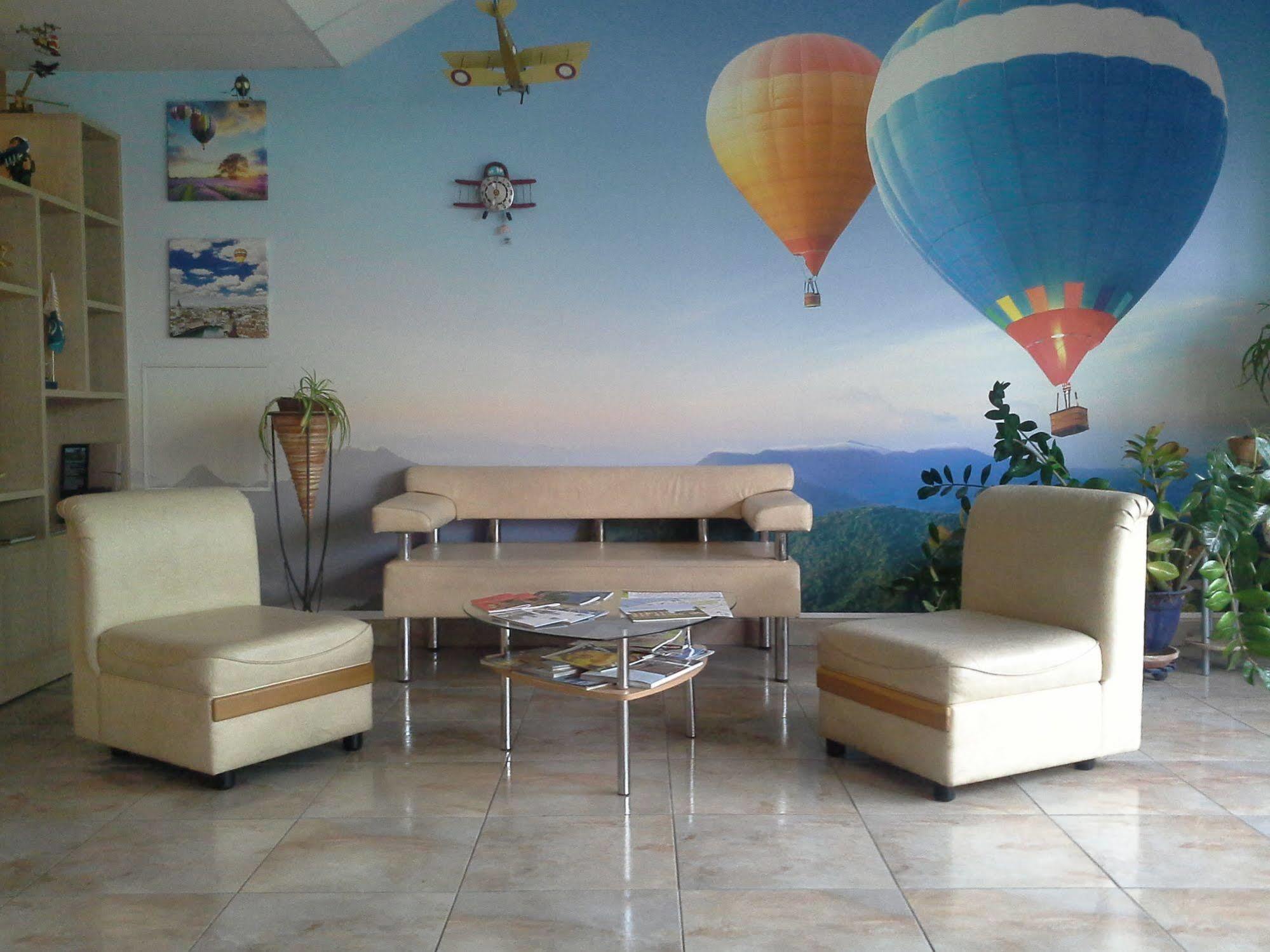 Sky High Airport 200 Meters From The Terminal Hotel