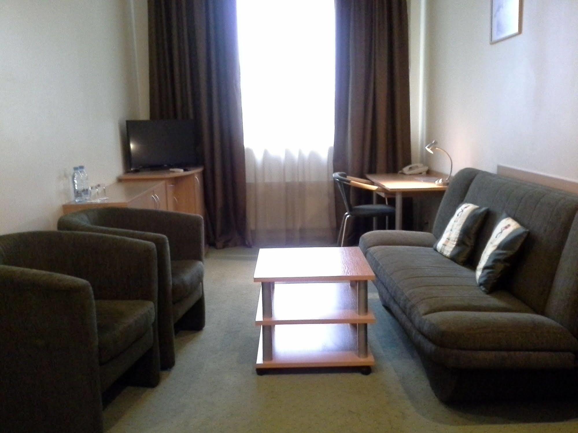 Sky High Airport 200 Meters From The Terminal Hotel 3*